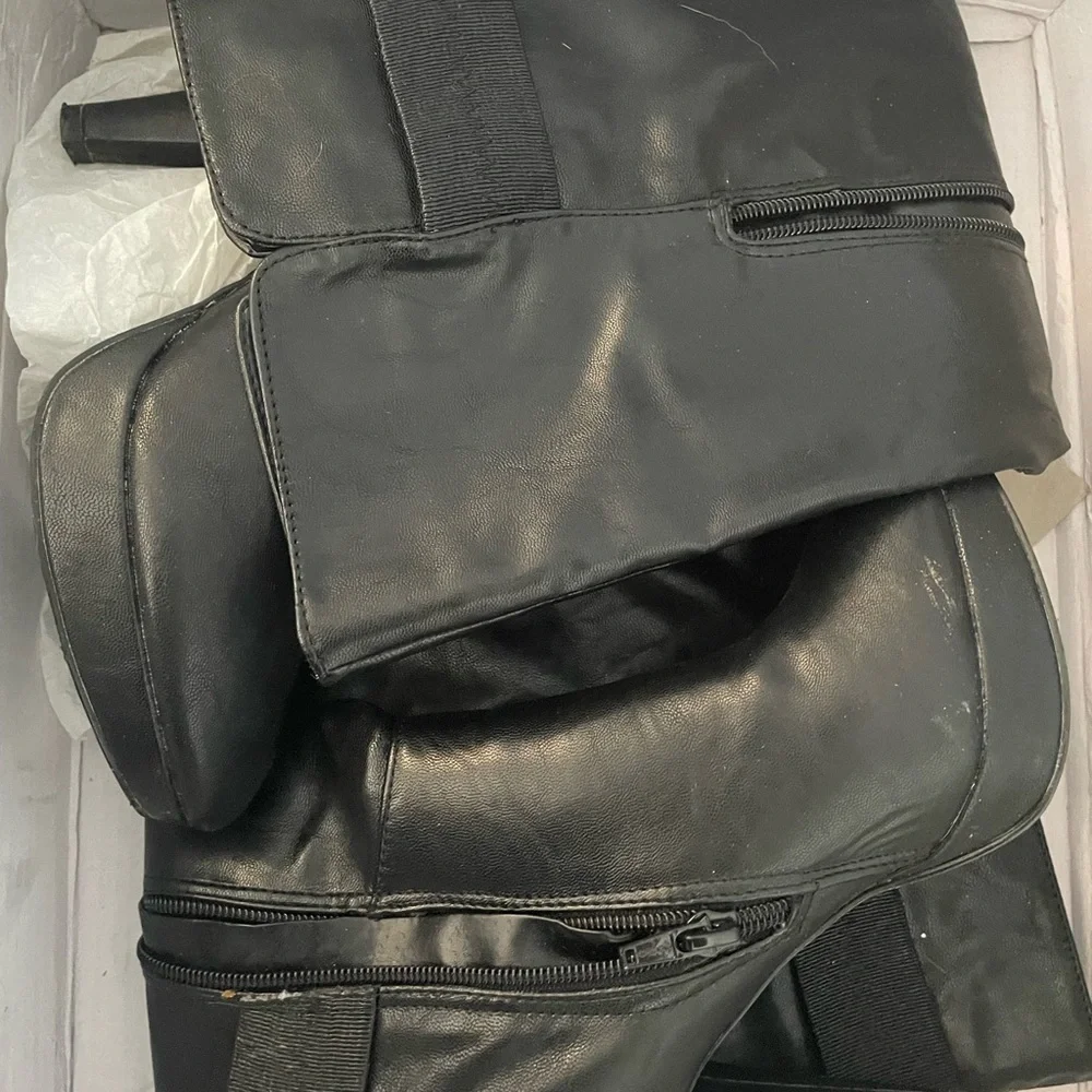 Elegant Black Knee-High Boots - Picture 2 of 2